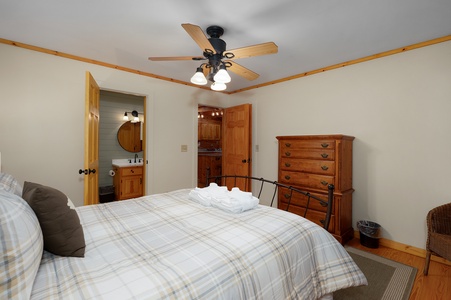 Cartacay River Retreat - Entry Level Queen Bedroom