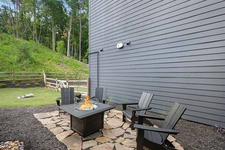 A Stoney Marina - Fire Pit Table Area