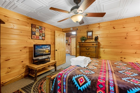 Feather Ridge - Lower Level Queen Bedroom