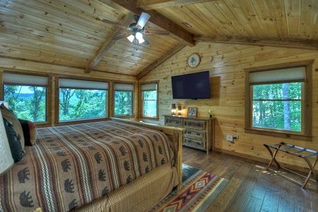 Deer Trails Cabin - Upper Level King Suite