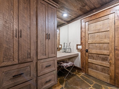 River Joy Lodge- Lower Level King Bathroom