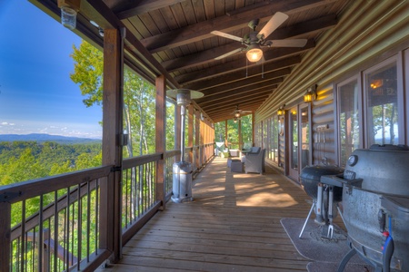 Trails End- Main level deck area with breathtaking mountain views