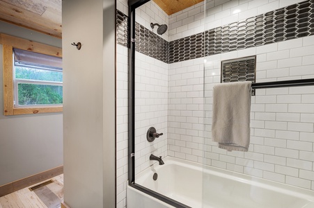 Rustic Elegance - Upper Level Shared Bathroom