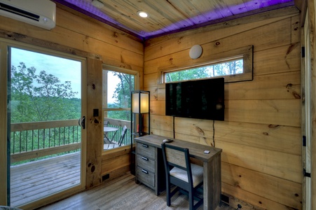 3 Peaks Treehouse- Work Station with TV