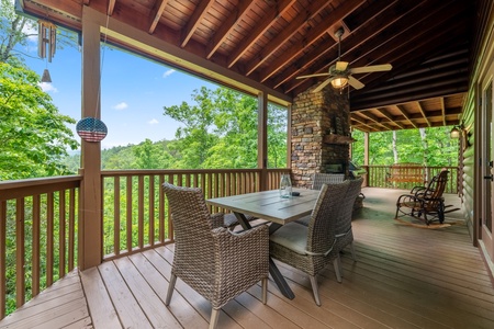 Stargazer - Entry Level Deck Dining Area