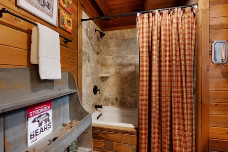 Tuckaway Cave - Main Level Bathroom