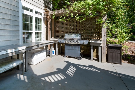 Lakeview Lounge - Lower Level Deck Grilling Area