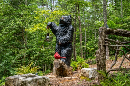 Three Loves Cabin - Entrance to Driveway Carved Bear