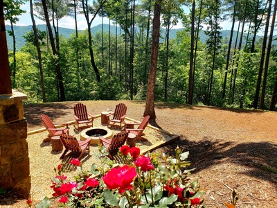 Vista Rustica- Firepit area with plenty of outdoor seating