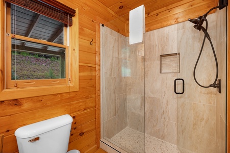 Pinecrest Lodge - Suite Bathroom