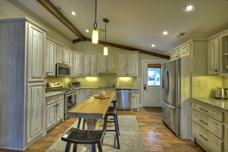 Main Street Cottage- Full kitchen space