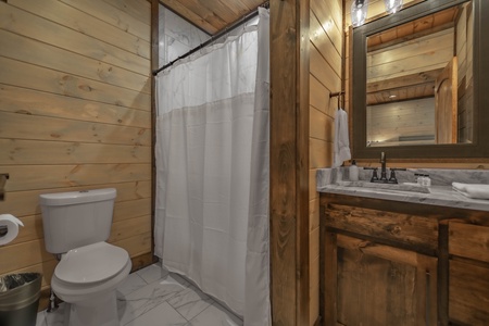 The Ridgeline Retreat- Main level second full bathroom