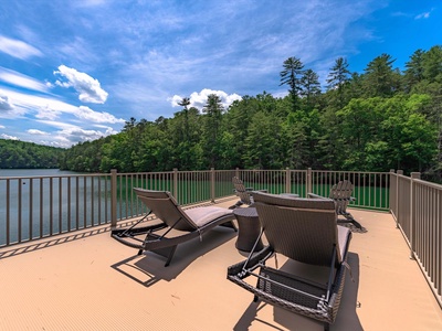 Misty Trail Lakehouse - Sundeck Lounge Area