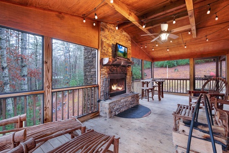 Storybook Hideaway: Screened in Outdoor Fireplace