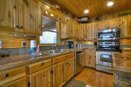 Grand Mountain Lodge- Fully equipped kitchen with rustic cabinets