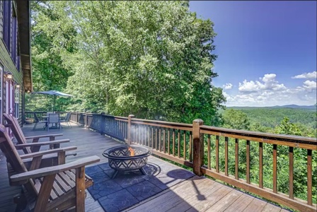 Brown Bear Vista - Back Deck and portable fire pit
