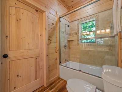 Rising Star Lodge - Upper Level Shared Bathroom