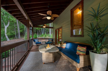 Goose Island Retreat - Entry Level Covered Sitting Area