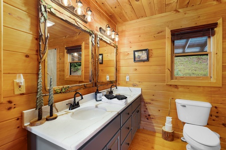 Pinecrest Lodge - Suite Bathroom