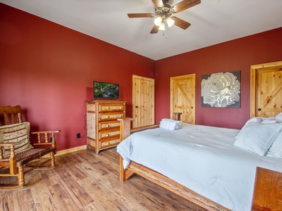 Serenity - Lower Level Queen Bedroom