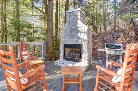 The Barn On Creeks Edge - Fireplace and Seating Area