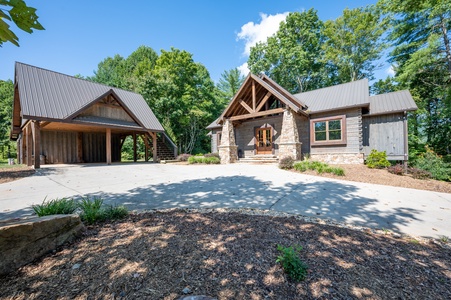 Copperline Lodge - Driveway and Parking Area