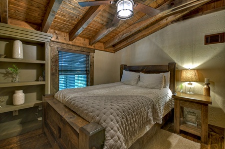 A Stoney River - Upper Level Queen Bedroom
