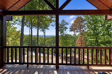 Soaring Hawk Lodge - Forest and Long-Range Mountain Views from Deck