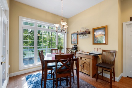 Lakeview Lounge - Kitchen Nook