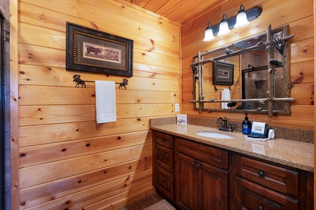 Moonlight Lodge - Entry Level King Suite Bathroom