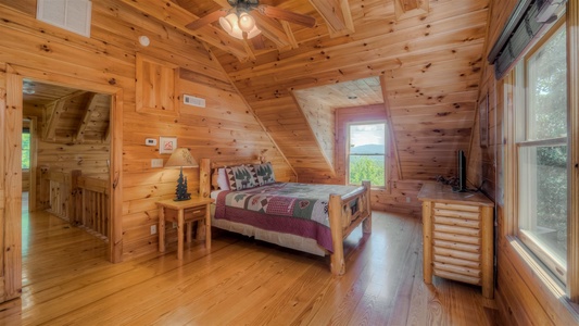 Pinecrest Lodge - Upper Level #2 Queen Bedroom
