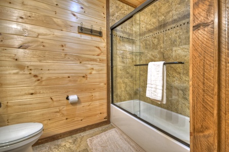 Deer Trails Cabin - Full Shared Bathroom