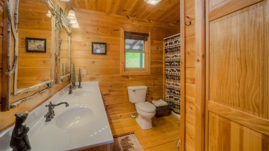 Pinecrest Lodge - Main Level Queen Bathroom