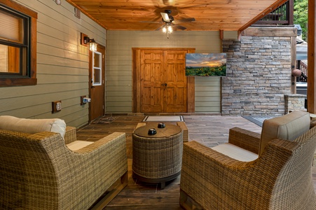 Goose Island Retreat - Lower Level Covered Sitting Area