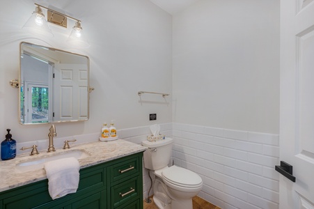 Scenic Ridge - Upper-level Shared Bathroom