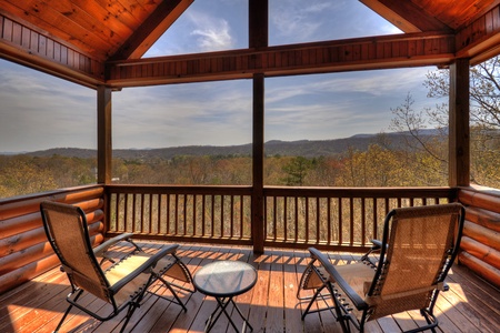 Blue Jay Cabin- Private deck off the master bedrrom