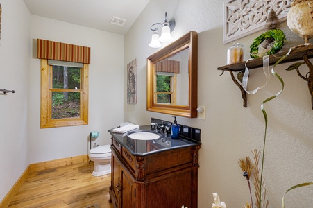 Peacock Chalet- Entry Level Shared 12 Bathroom