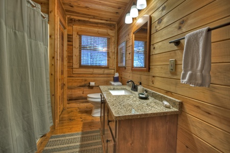 Ridgetop Pointaview- Entry level shared bathroom with step in shower