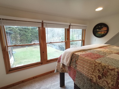 Stanley Creek Lodge - New Queen Bedroom Overlooking Stanley Creek