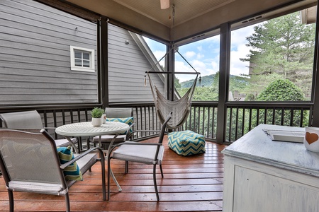 Bear Pause Cottage - Screened In Porch Space