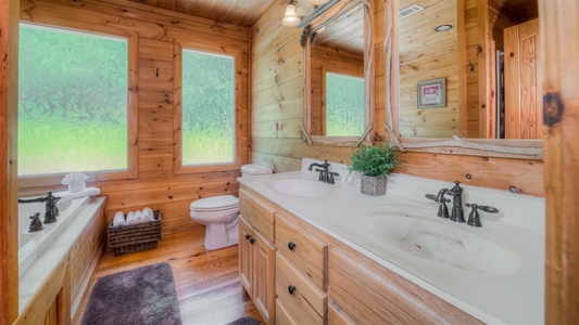 Pinecrest Lodge - Upper Level Bathroom