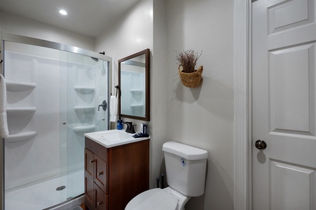 Moonlight Retreat - Entry Level Shared Bathroom