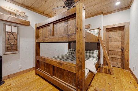 Copperline Lodge - Lower Level King Bunks