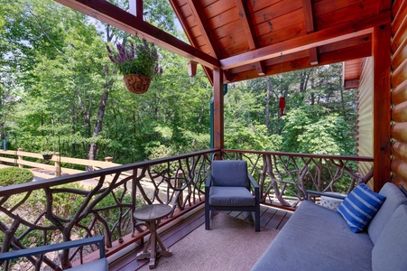 Bentley's Retreat - Kitchen Porch Seating