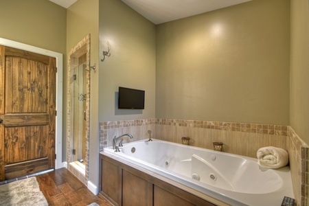 Main Street Cottage - Bathroom with soaker tub