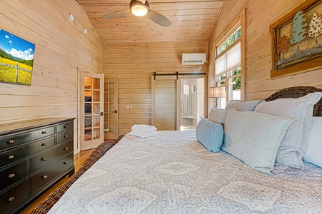 Kricket's Overlook- Upper level master bedroom with a mounted TV