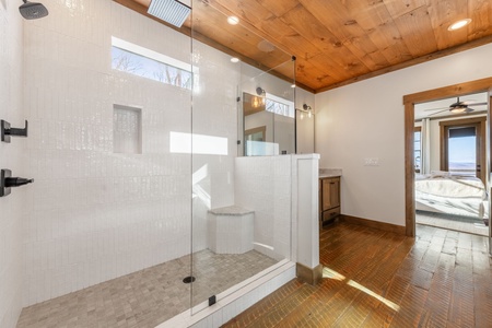 Blue Run - Entry Level King Suite's Bathroom
