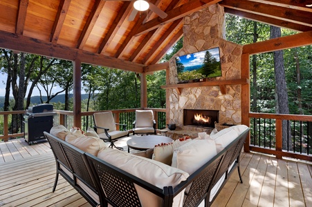 Aska Favor - Entry Level Deck Fireplace with Outdoor Seating