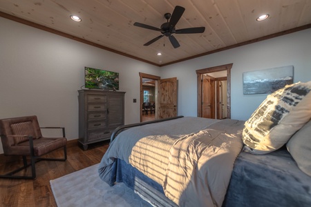 Southern Star- King bedroom with TV and private bathroom