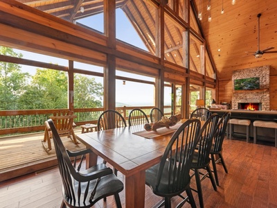 Crows Nest- Entry level dining area